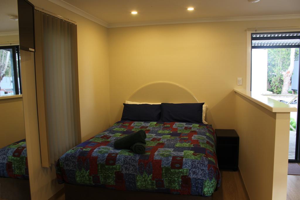 Acclaim Kingsway Tourist Park Hotel Madeley Exterior photo